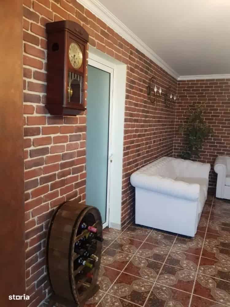 Vând apartamente 3 camere recent renovate cu garaj în zonă liniștită