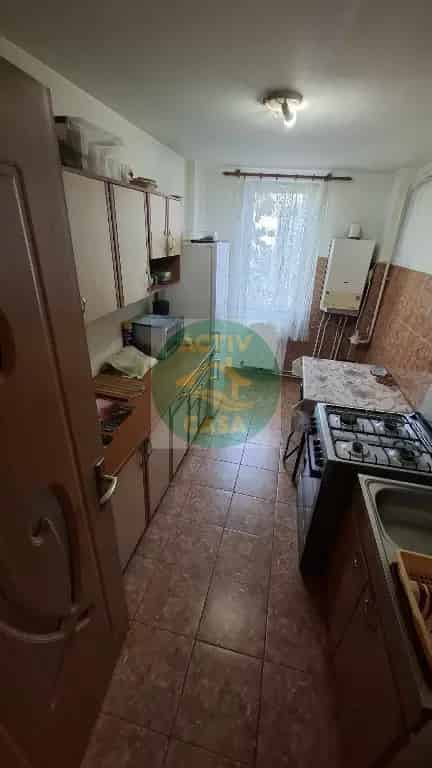 Apartament 3 camere Zona Farmacii 32