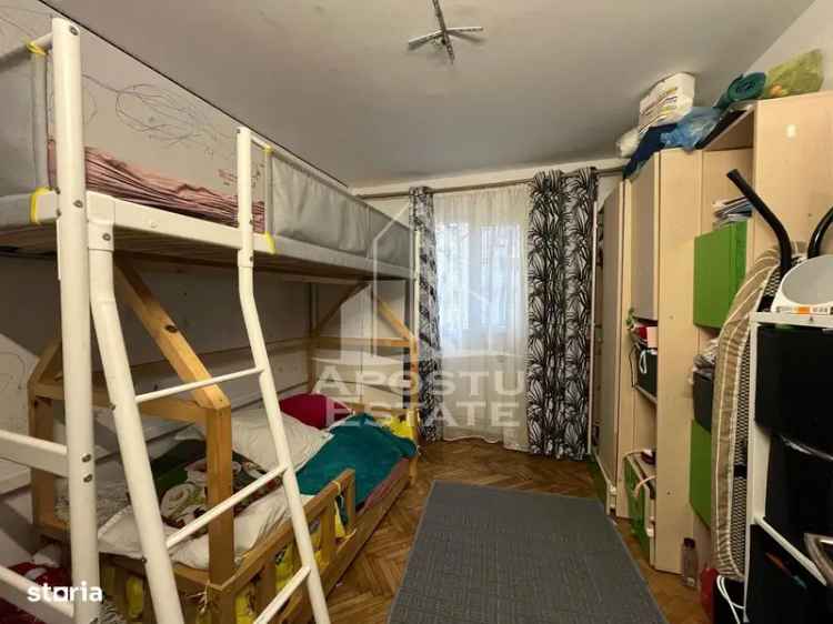 Vanzare apartament cu 3 camere decomandat in zona Sagului