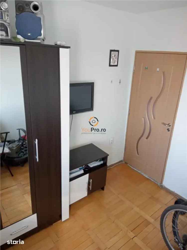 Vanzare apartament 3 camere decomandat mobilat zona Sagului