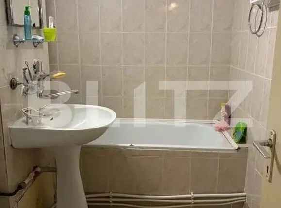 Apartament de 3 camere, decomandat, 64 mp, etajul 2, zona liceul Spiru Haret