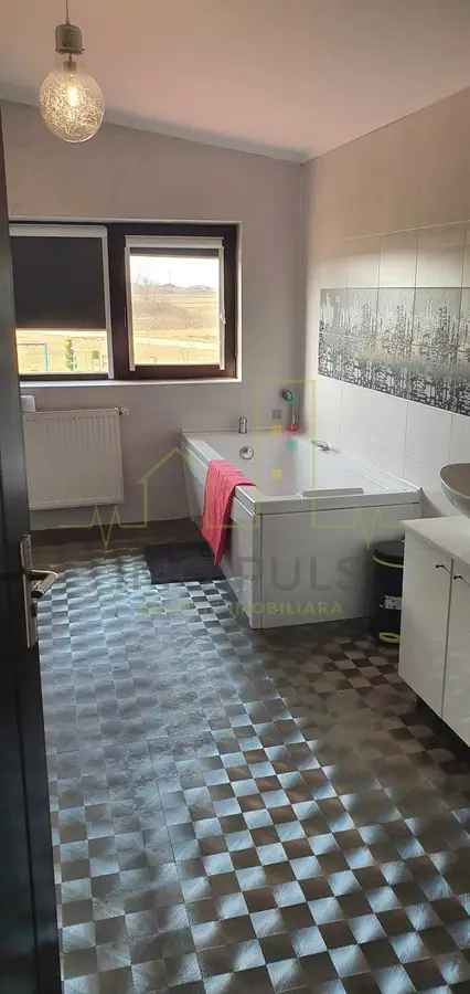 Vanzare duplex in Sag cu 4 camere si terasa spatioasa