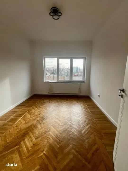 Apartament 3 camere de inchiriat zona linistita