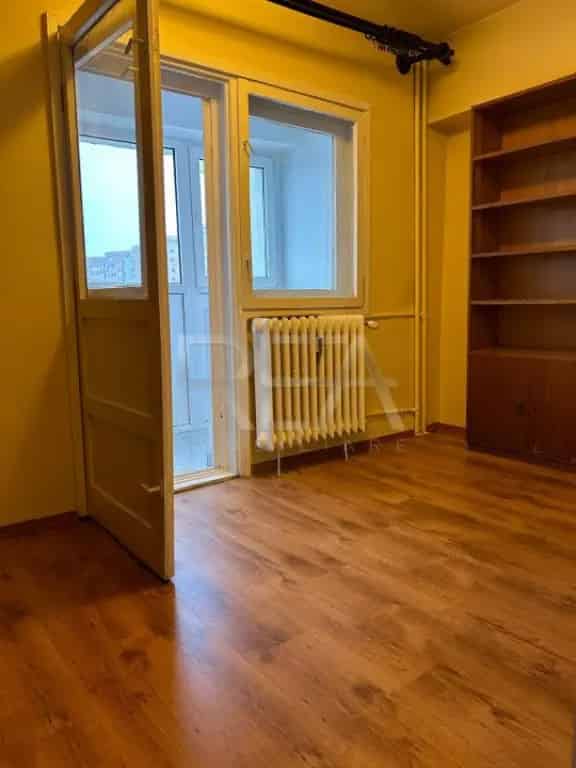 Apartament de vânzare 4 camere complet mobilat în Sebastian