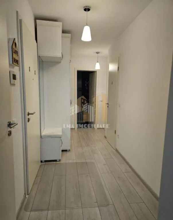 Vanzare apartament 3 camere in zona Coresi cu balcon si loc de parcare