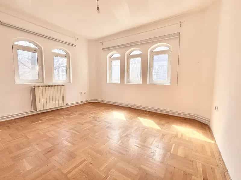 Vila cu Curte Floreasca 8 Camere de Inchiriat