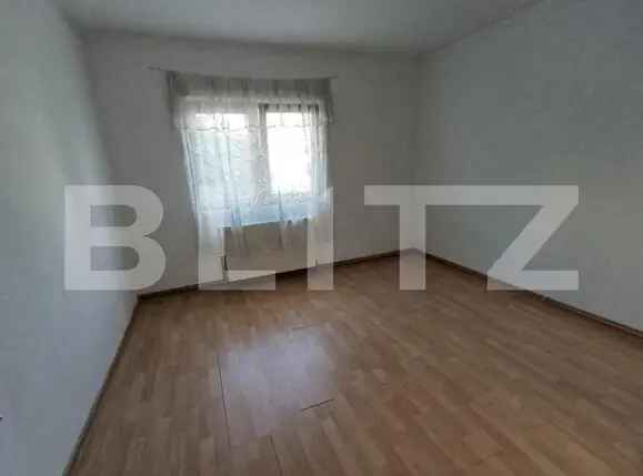 Apartament 3 camere, decomandat cu balcon