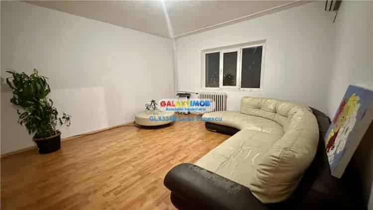 Vanzare apartament 3 camere in Sebastian-Dumbrava Noua cu balcon si boxa