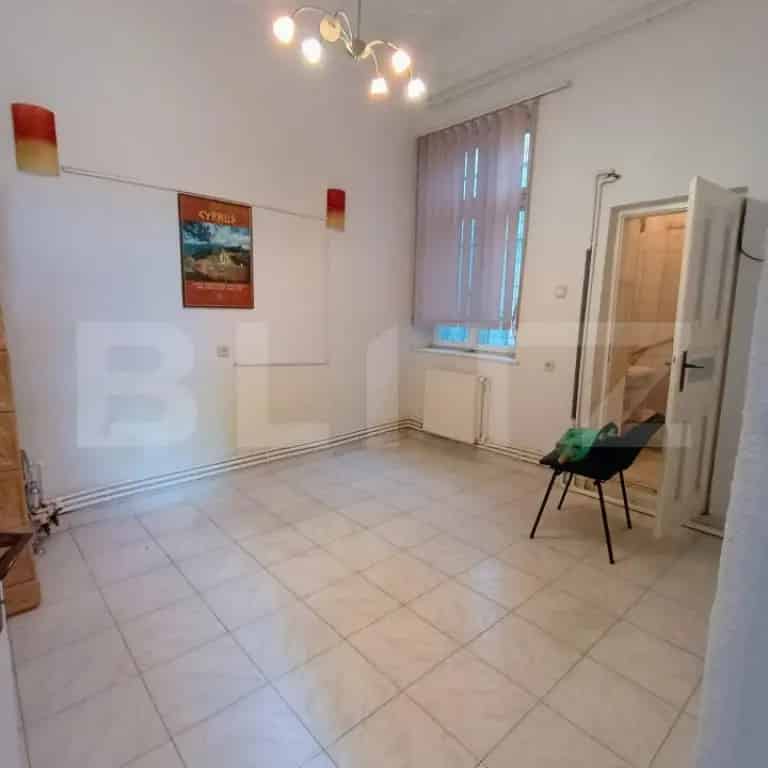 Apartament 2 camere parter inalt cu garaj si mansarda