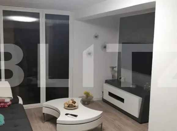 Casa 8 camere, 320 mp, parcare, zona Calea Poplacii