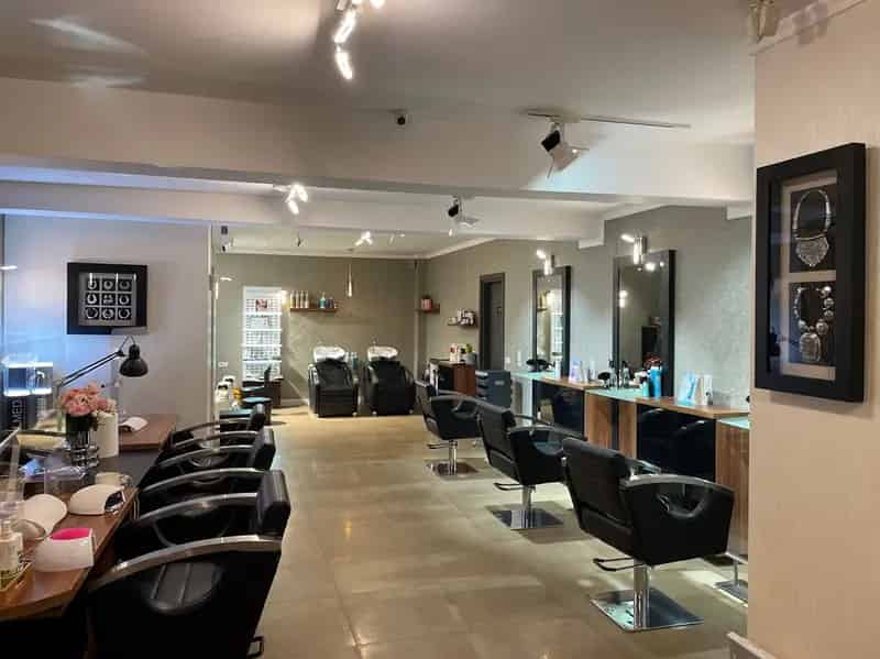 Inchiriere Salon Infrumusetare Mobilat si Utilat 140mp