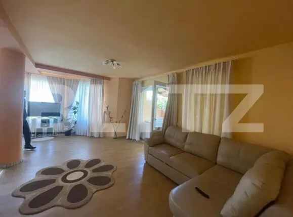 Casă de vânzare 5 camere, cu o suprafață 250 mp, zonă liniștită