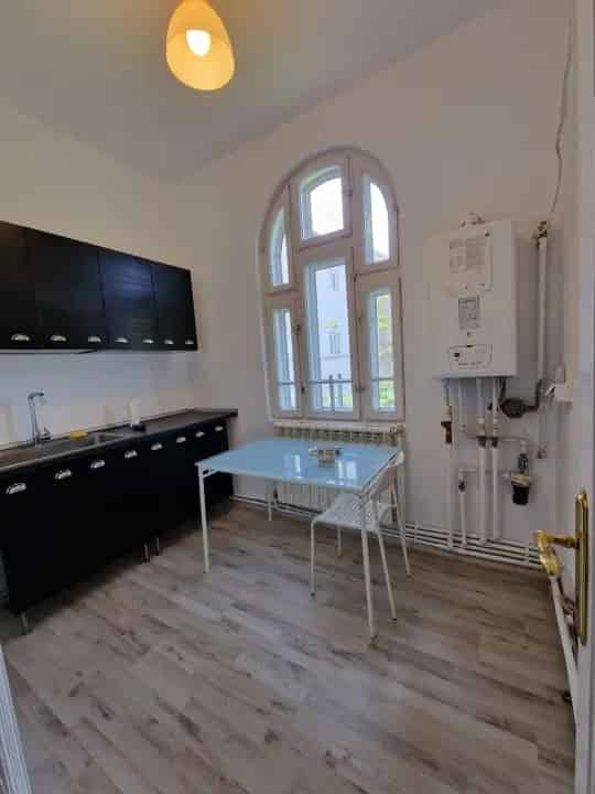 Piata Victoriei Vila 5 Camere Etaj 1 Nemobilat Balcon