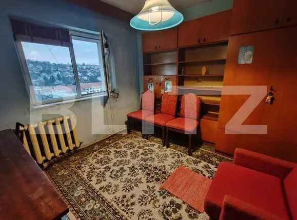 Apartament 2 camere de vanzare ULTRACENTRAL, are si garaj pentru cei interesati.