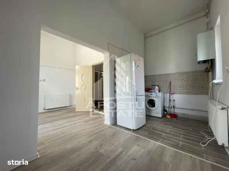 Vanzare apartament spatios cu 4 camere in zona centrala